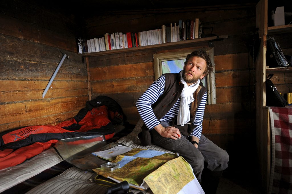 Sylvain Tesson dans sa cabane du lac Baïkal | Thomas Goisque