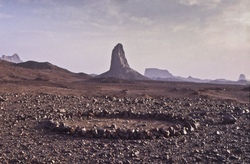 SAHARA CIRCLE 1988 Richard Long